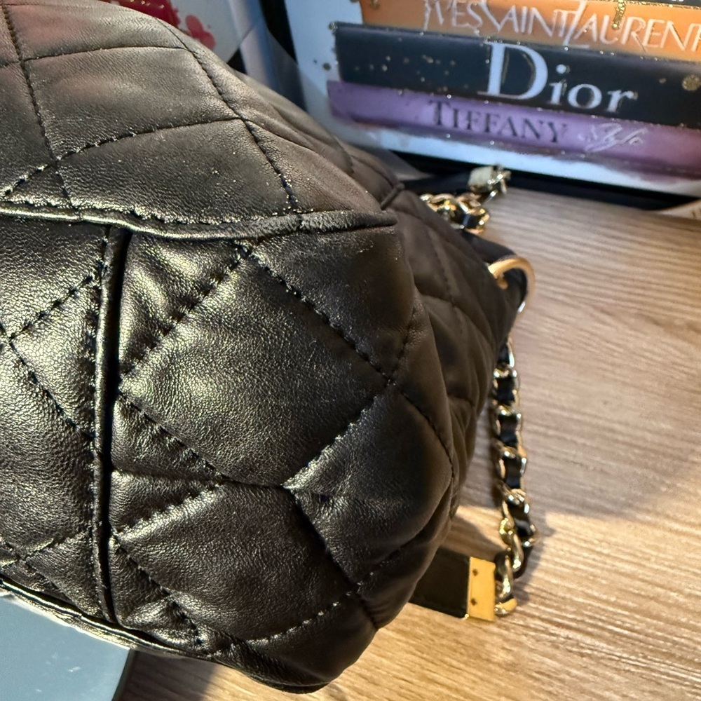 Michael Kors Black Quilted Shoulder Bag with Gold Chain - Picture 7 of 11